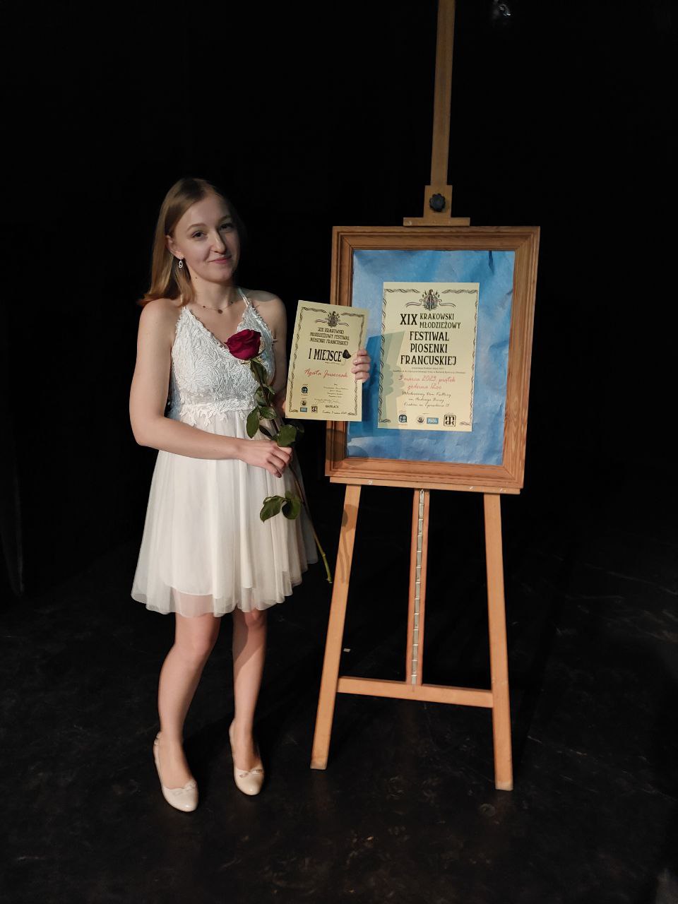 Agata singing at a competition